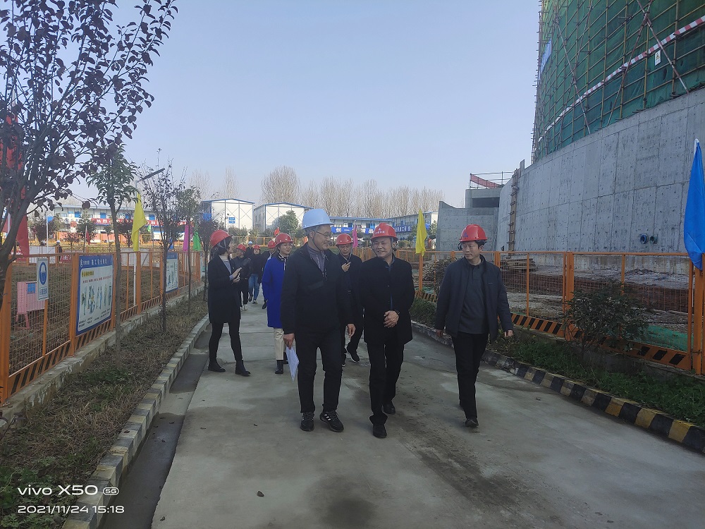 市重点项目办公室到洋县体育场馆施工现场考察调研