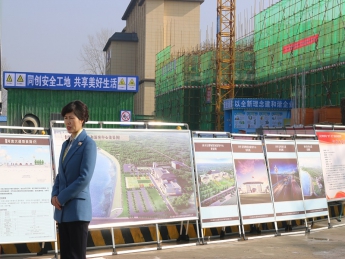 县委副书记、县长王亚珍在一馆一中心项目现场作视频观摩会讲解